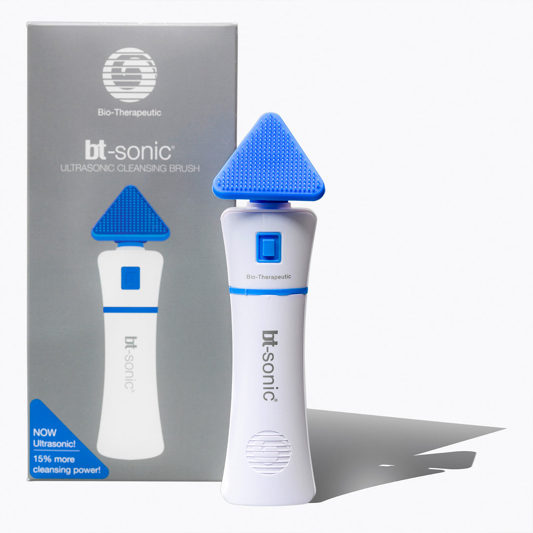 فرشاة تنظيف بالموجات فوق الصوتية من Bio-Therapeutic bt-sonic مع عبوتها على خلفية بيضاء
