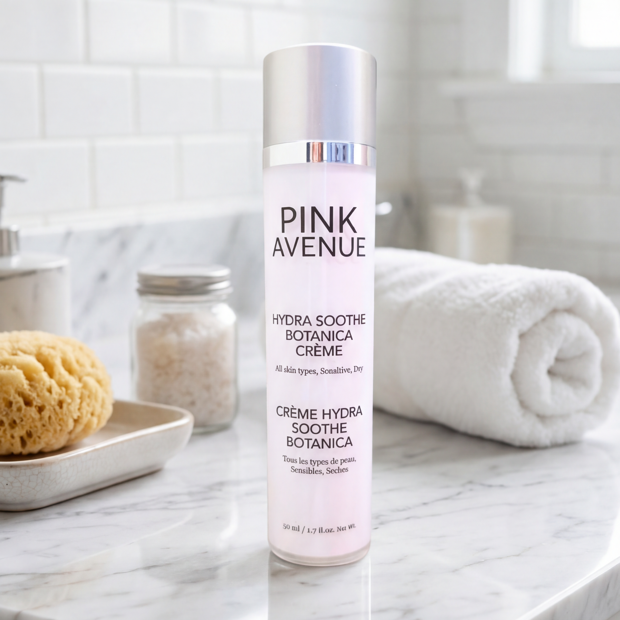 সাদা বাথরুমের কাউন্টারটপে পিঙ্ক অ্যাভিনিউ হাইড্রা সুথ বোটানিকা ক্রিম