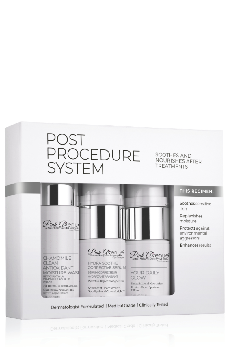 የPink Avenue Post Procedure System ባለ 3-ቁራጭ የቆዳ እንክብካቤ ኪት በነጭ ማሸጊያ ላይ የሻሞሜል ንፁህ ማጽጃ፣ ሃይድራ ሱዝ ሴረም እና የእርስዎን ዕለታዊ ፍላይ እርጥበት ለድህረ-ህክምና እንክብካቤ ያሳያል