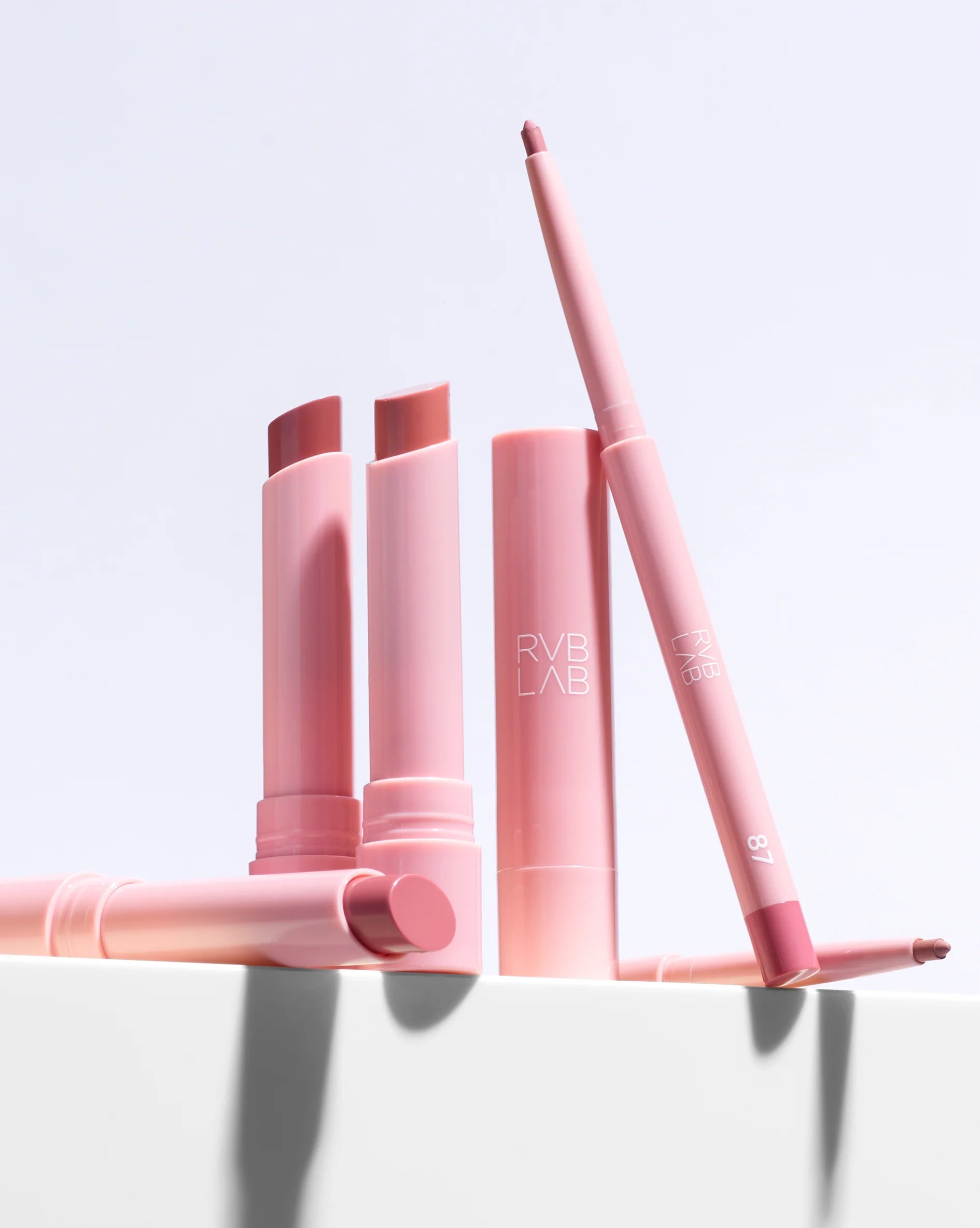 BUTTER KISS Lysende Cremet Læbestift (2.5 g) – RVB Lab Makeup