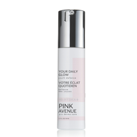 Hudplejeflaske mærket 'Your Daily Glow' fra Pink Avenue på en hvid baggrund